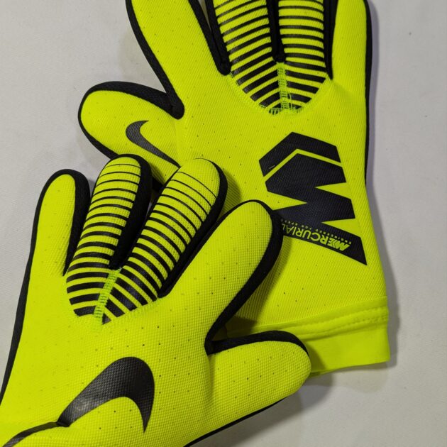 قفاز حارس المرمى نايك